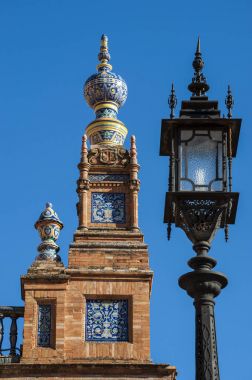 İspanya: bir dövme demir sokak lambası ve Plaza de Espana, 1928'de Latin-Amerikan Fuar 1929 için inşa Seville en ünlü Meydanı dekore edilmiş bir bina detaylarını