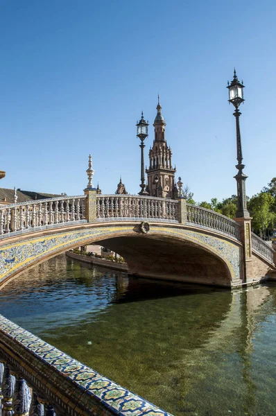 España: puente de la Plaza de España, la plaza más famosa de Sevilla construida en 1928 para la Exposición Iberoamericana de 1929, ejemplo de Arquitectura Regionalista, con su canal navegable —  Fotos de Stock