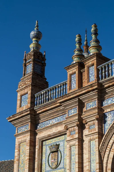 Spanien: Details der dekorierten Gebäude der Plaza de espana, des berühmtesten Platzes von Sevilla, der 1928 für die iberoamerikanische Ausstellung von 1929 erbaut wurde, Beispiel für die Architektur des Regionalismus — Stockfoto