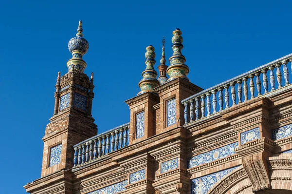 Espanha: detalhes dos edifícios decorados da Plaza de Espana, a praça mais famosa de Sevilha construída em 1928 para a Exposição Ibero-Americana de 1929, exemplo da Arquitetura Regionalista — Fotografia de Stock