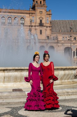 İspanya: Seville kızlarda tipik elbiseler içinde Plaza de Espana, Seville 2 hafta sonra Paskalya kutsal hafta başlıyor Fuarı (Feria de abril) için hazır şehrin en ünlü Meydanı