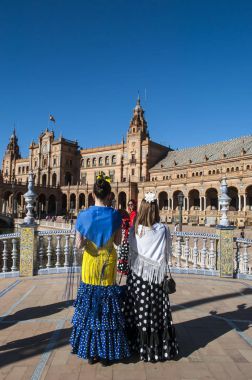 İspanya: Seville kızlarda tipik elbiseler içinde Plaza de Espana, Seville 2 hafta sonra Paskalya kutsal hafta başlıyor Fuarı (Feria de abril) için hazır şehrin en ünlü Meydanı