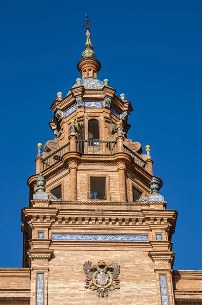 Hiszpania: szczegóły urządzonych budynków z Plaza de Espana, najsłynniejszym placu w Sewilli zbudowany w 1928 roku na wystawę Ibero-Amerykańskie w 1929 roku, przykład architektury z regionalizm — Zdjęcie stockowe