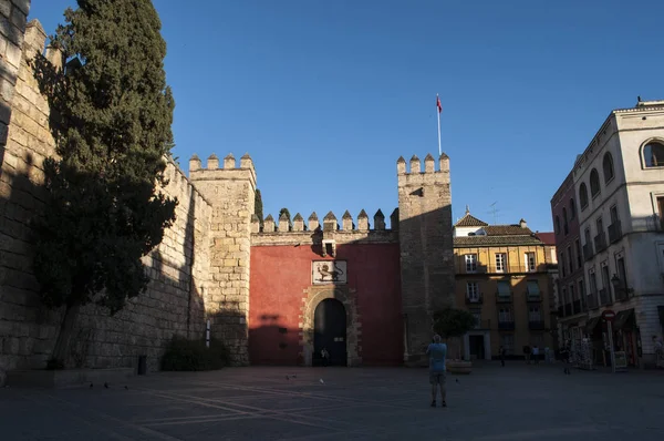 Spanje: de gevel van het Alcázar van Sevilla, het beroemde Koninklijke Paleis oorspronkelijk ontwikkeld door Moorse moslim koningen, een van de meest opvallende voorbeelden van mudejar-architectuur — Stockfoto