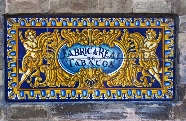 Spanien: keramiska tecken på den kungliga tobaksfabrik (riktiga Fabrica de Tabacos), en 18th-talet stenhus i Sevilla, säte för rektoratet av universitetet i Sevilla sedan 1950-talet — Stockfoto