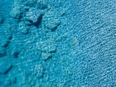 Denizde hava görünümünü taş. Yukarıda, şeffaf su Marnixkade deniz dibinin genel bakış