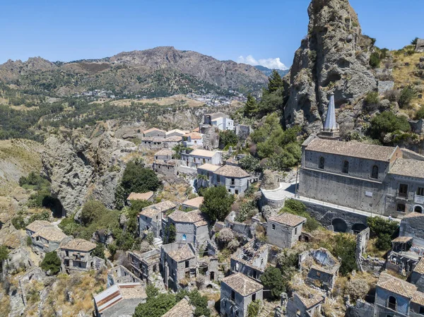 Vista aérea de la pequeña aldea de Pentedattilo, iglesia y ruinas de la aldea abandonada, colonia griega en el Monte Calvario, cuya forma recuerda los cinco dedos —  Fotos de Stock
