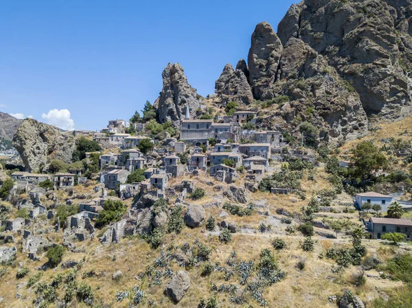 Veduta aerea del piccolo villaggio di Pentedattilo, chiesa e ruderi del villaggio abbandonato, colonia greca sul Monte Calvario, la cui forma ricorda le cinque dita — Foto Stock