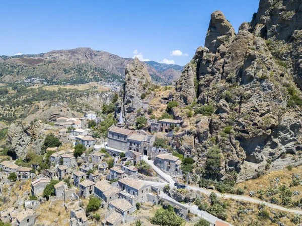 Vista aérea de la pequeña aldea de Pentedattilo, iglesia y ruinas de la aldea abandonada, colonia griega en el Monte Calvario, cuya forma recuerda los cinco dedos —  Fotos de Stock