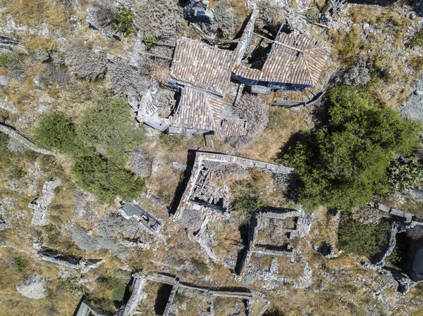 Flygfoto över den lilla byn av Pentedattilo, kyrkan och ruinerna av den övergivna byn, grekiska kolonin på Mount Calvario, vars form påminner om fem fingrar — Stockfoto