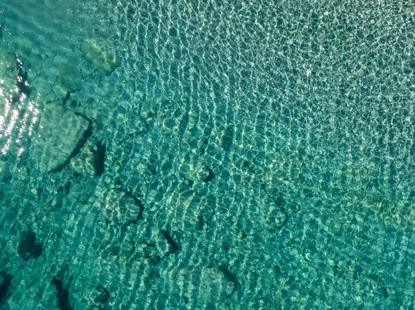 Αεροφωτογραφία του βράχους στη θάλασσα. Επισκόπηση του βυθού φαίνεται από τα ανωτέρω, διάφανα νερά — Φωτογραφία Αρχείου