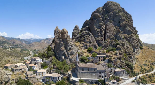 Vista aérea de la pequeña aldea de Pentedattilo, iglesia y ruinas de la aldea abandonada, colonia griega en el Monte Calvario, cuya forma recuerda los cinco dedos —  Fotos de Stock
