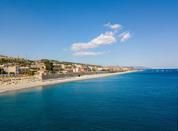 Vue aérienne plage et mer de Melito di Porto Salvo, côte et collines de Calabre. Italie — Photo