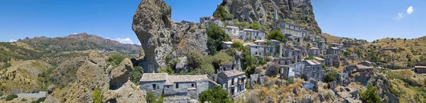 Вид с воздуха на маленькую деревню Пентедатило, церковь и руины заброшенной деревни, греческую колонию на горе Кальварио, форма которой напоминает пять пальцев — стоковое фото