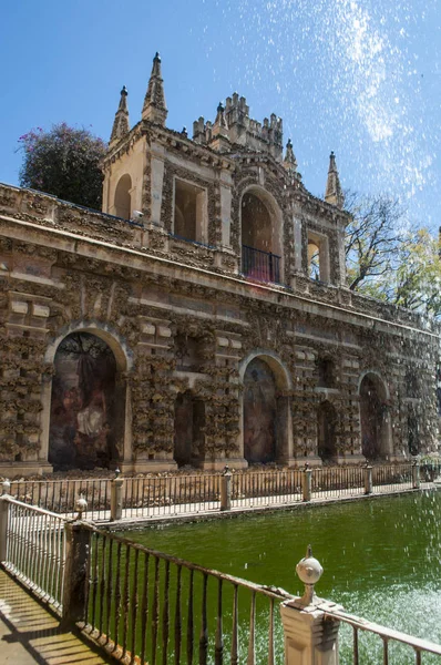 España: vista de la Fuente de Mercurio, la Fuente de Mercurio en los jardines del Alcázar de Sevilla, el famoso palacio real de la ciudad, destacado ejemplo de arquitectura mudéjar —  Fotos de Stock