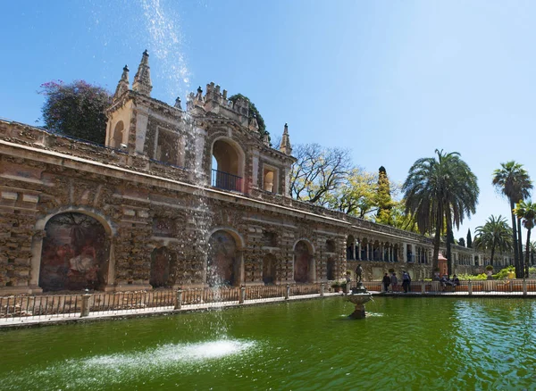 Španělsko: pohled Fuente de Mercurio, Merkurova kašna v zahradě Alcazar Sevilla, slavný královský palác města, vynikající příklad mudejarskou architekturou — Stock fotografie