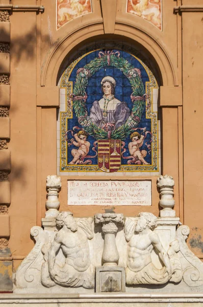 Spanien: architektonische Details und Blick auf den Jardin de Carlos v (Gärten von Karl V) des Alcazar von Sevilla, der königliche Palast der Stadt herausragendes Beispiel für Mudejar-Architektur — Stockfoto