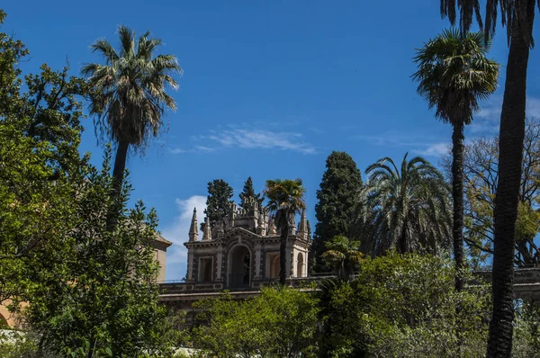 Španělsko: architektonické detaily a pohled na Jardin de Carlos v. (zahrady Karla v.) sevillský Alcazar, královský palác město vynikající příklad mudejarskou architekturou — Stock fotografie