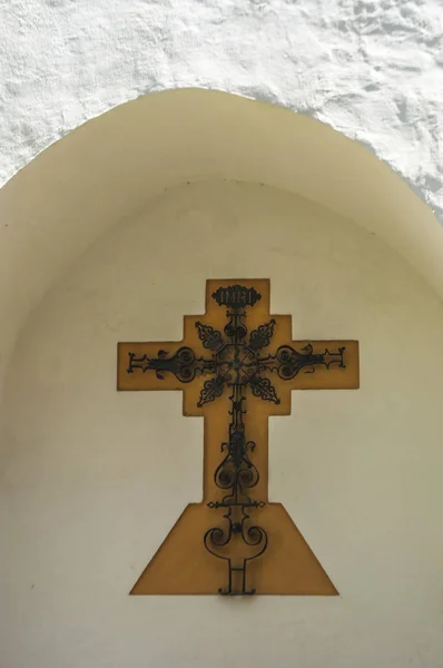 Spagna: una croce cristiana in nicchia dei giardini del Patio de la Alcubilla, un cortile dell'Alcazar di Siviglia, il famoso palazzo reale eccezionale esempio di architettura mudéjar — Foto Stock