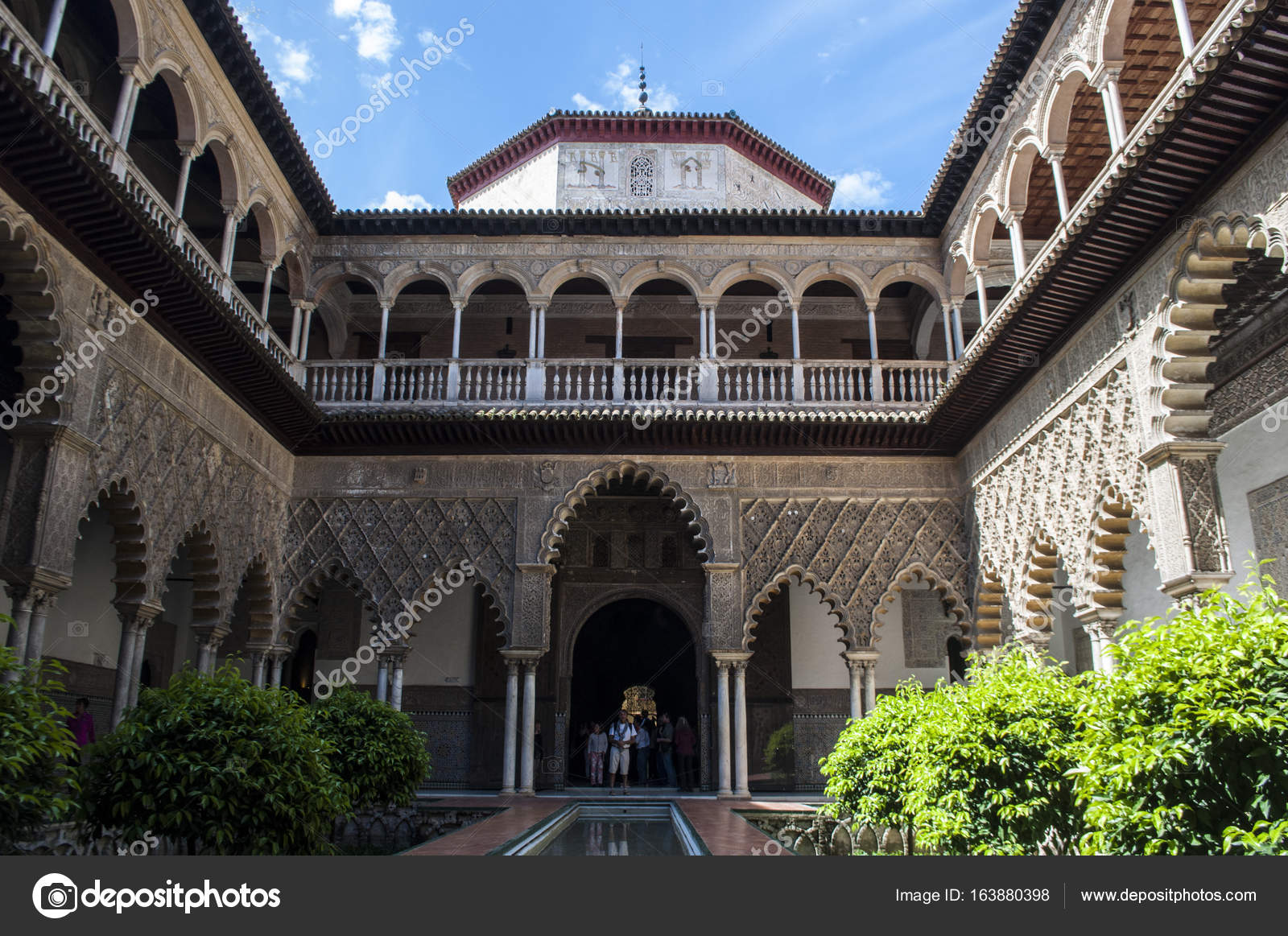 España: vista del Patio de las Doncellas, el Patio de las ...