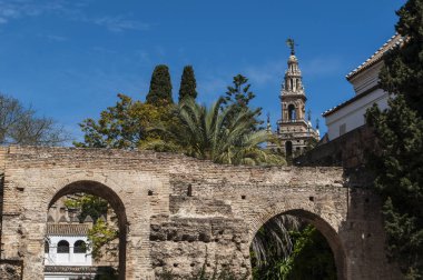 İspanya: Giralda Seville Katedrali çan kulesi Minare aslan kapısı Alcazar, Kraliyet Sarayı şehrin duvarlarından görülen Mağribi döneminde inşa
