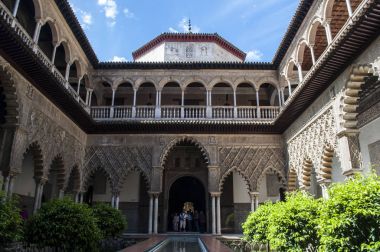 İspanya: Görünüm bakireler, Kral Peter ı Sarayı Alcazar Seville, ünlü Kraliyet Sarayı'nın kamu alanının avlusunda Patio de Las Doncellas, 