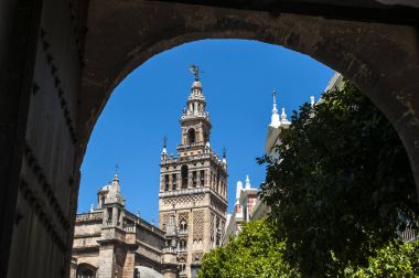 İspanya: Giralda görünümünü, çan kulesi Seville Katedrali aslında Minare Patio de Banderas (avlu bayrakları kapıdan görülme Mağribi döneminde inşa edilmiş)  