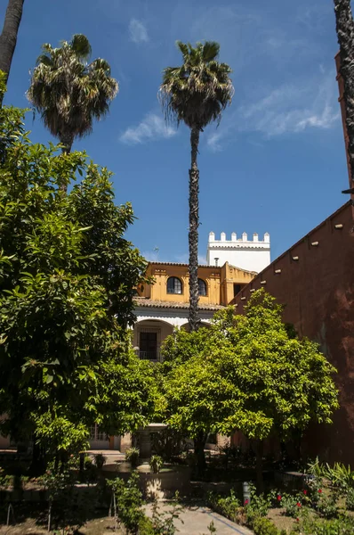 Іспанія: архітектурні та видом на сади Patio de la Alcubilla, внутрішній дворик Алькасар Севілья, знаменитий Королівський палац видатним прикладом архітектури мудехар — стокове фото