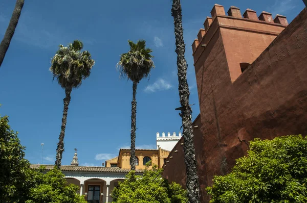 Španělsko: architektonické detaily a výhledem na zahrady Patio de la Alcubilla, nádvoří Alcazar Sevilla, slavný královský palác vynikající příklad mudejarskou architekturou — Stock fotografie