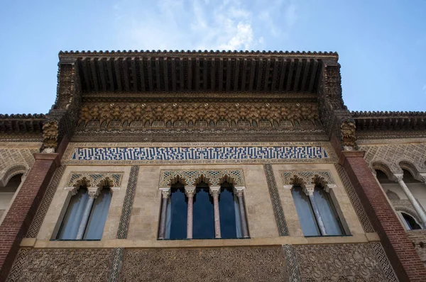 스페인: Mudejar 페드로 궁전의 장식된 윈도의 세부 사항, 설계 된 무어 스타일에서 기독교 통치자, 유명한 왕궁 세비야 알 카사 르의 부분 — 스톡 사진