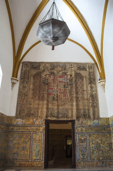 España: detalle de los interiores decorados del Patio del Crucero, patio del Alcázar de Sevilla, el palacio real ejemplo de arquitectura mudéjar y decoraciones renacentistas y barrocas — Foto de Stock