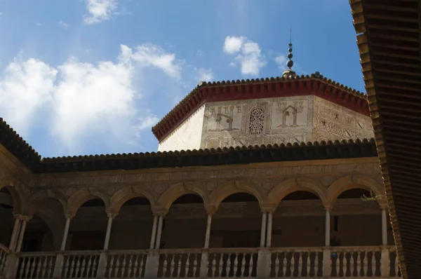 スペイン: パティオ デ ラス Doncellas、乙女の中庭、セビリアのアルカサル、有名な王宮の宮殿王ピーター I の公共区域の中心の建築の細部 — ストック写真