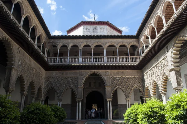 İspanya: Görünüm bakireler, Kral Peter ı Sarayı Alcazar Seville, ünlü Kraliyet Sarayı'nın kamu alanının avlusunda Patio de Las Doncellas, 