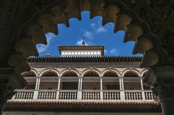 스페인:는 파티오 드 라스 Doncellas, 처녀, 임금 피터 I 궁전, 세비야의 로얄 자드에 말굽 모양의 아치에서 본의 공공 영역의 중앙의 마당 — 스톡 사진