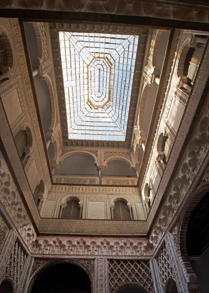 Espanha: detalhes arquitetônicos dos interiores do Palácio Mudejar de Pedro I, projetado em estilo mourisco para um governante cristão, parte do Alcazar de Sevilha, o famoso palácio real — Fotografia de Stock