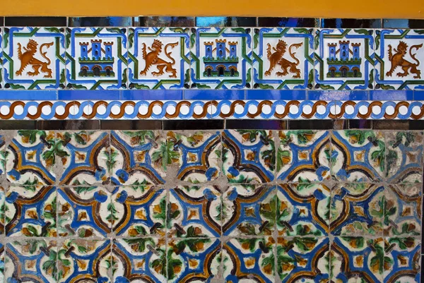 Іспанія: деталі оздоблені стін залу готелю Admiral, будинок торгівлі з Індій заснована в 1504, королева Isabel я після відкриття Америки, в Alcazar Севільї — стокове фото