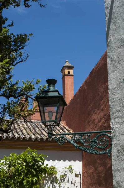 Spanje: architecturale details van de Alcazar van Sevilla, het beroemde Koninklijke Paleis oorspronkelijk ontwikkeld door Moorse moslim koningen, een van de meest opvallende voorbeelden van mudejar-architectuur — Stockfoto