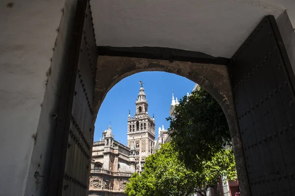Espanha: vista da Giralda, a torre sineira da Catedral de Sevilha originalmente construída como minarete no período mourisco, vista do portão do Pátio de Banderas (Pátio das Bandeiras) ) — Fotografia de Stock
