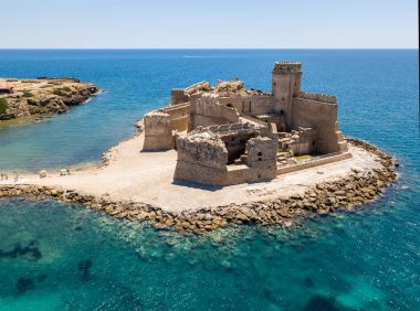 Havadan görünümü, Aragonca Kalesi, Le Castella, Le Castella, Calabria, İtalya