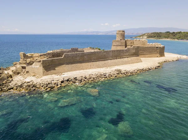 Luftaufnahme der aragonischen Burg von le castella, le castella, Kalabrien, Italien — Stockfoto