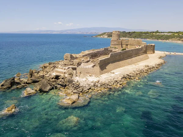 Luftaufnahme der aragonischen Burg von le castella, le castella, Kalabrien, Italien — Stockfoto