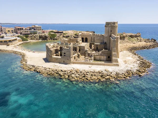 Luftaufnahme der aragonischen Burg von le castella, le castella, Kalabrien, Italien — Stockfoto