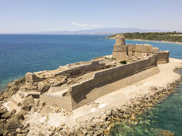 Vista aérea del castillo aragonés de Le Castella, Le Castella, Calabria, Italia —  Fotos de Stock