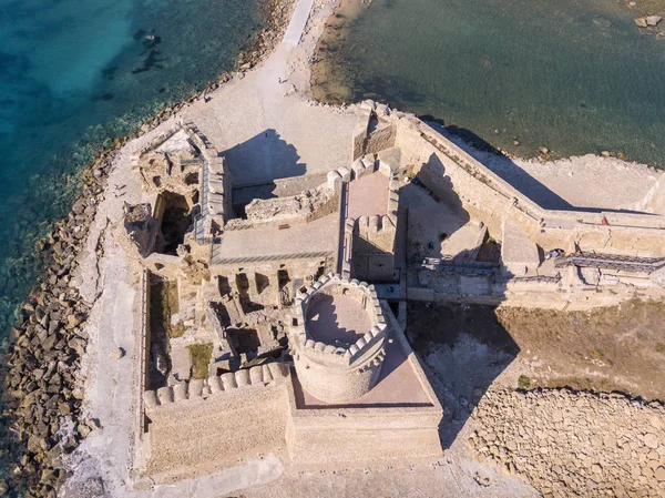 Luftaufnahme der aragonischen Burg von le castella, le castella, Kalabrien, Italien — Stockfoto