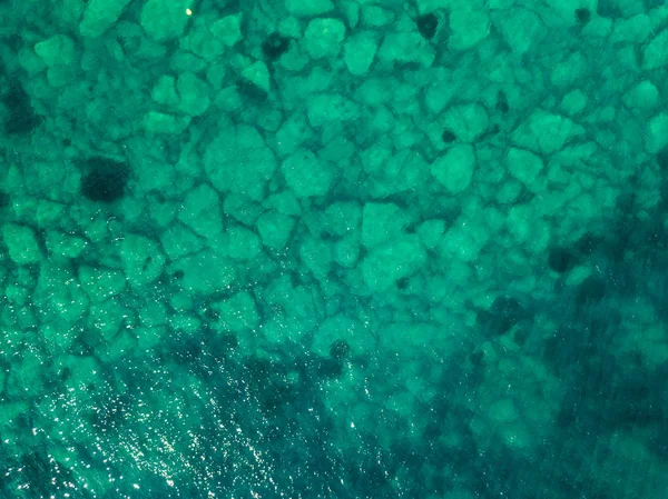 海の岩の空中写真。透明な水の上から見た海底の概要 — ストック写真