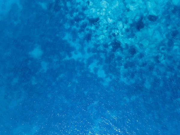 Vista aérea de rocas sobre el mar. Visión general del fondo marino visto desde arriba, agua transparente —  Fotos de Stock