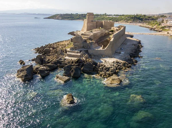 Vista aérea del castillo aragonés de Le Castella, Le Castella, Calabria, Italia —  Fotos de Stock