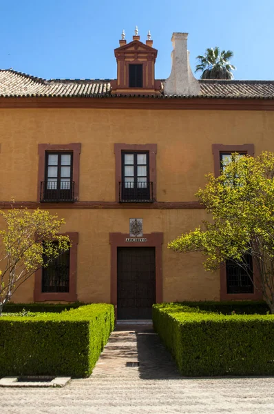 Spanien: Detaljer för de Patio del Crucero, en innergård i Alcazar Sevilla, Kungliga palatset exemplet mudejarstil arkitektur och renässans och barock dekorationer — Stockfoto