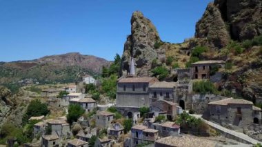 Küçük Pentedattilo Köyü, kilise ve terk edilmiş köy, Mount Calvario Yunan kolonisi kalıntıları havadan görünümü