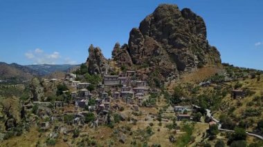 Küçük Pentedattilo Köyü, kilise ve terk edilmiş köy, Mount Calvario Yunan kolonisi kalıntıları havadan görünümü